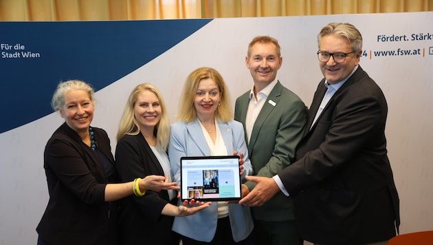 Stadtrat Peter Hacker, die drei FSW-Chefs Michael Rosenberg, Anita Bauer, Susanne Winkler und ...