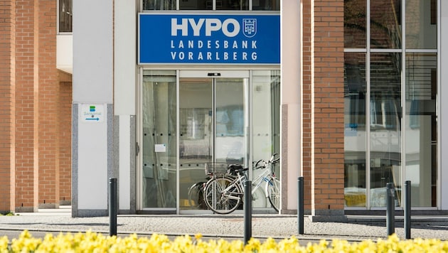 Seitens der Hypo-Landesbank wurden Kredite vergeben, die mit Pfandrechten in der Höhe von rund ...