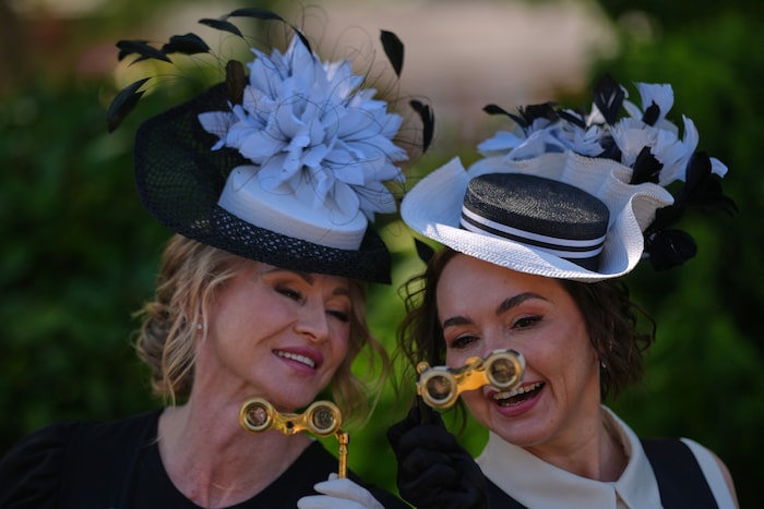 Besucherinnen und Besucher treffen am zweiten Tag des traditionsreichen Royal-Ascot-Rennens in ...