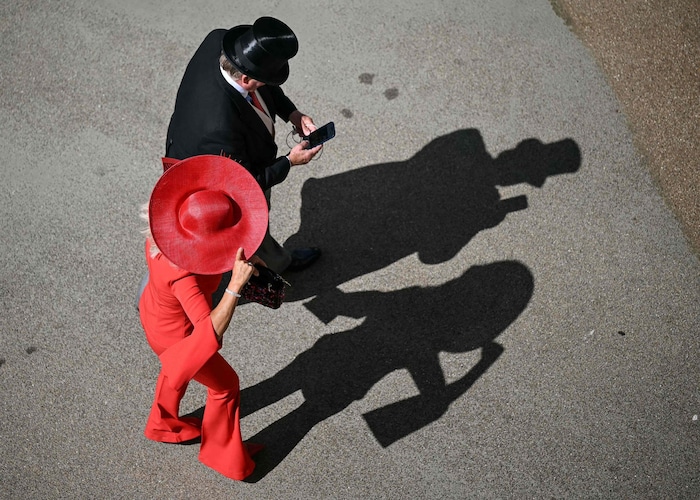 Besucherinnen und Besucher treffen am zweiten Tag des traditionsreichen Royal-Ascot-Rennens in ...