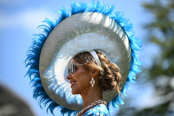 Besucherinnen und Besucher treffen am zweiten Tag des traditionsreichen Royal-Ascot-Rennens in ...