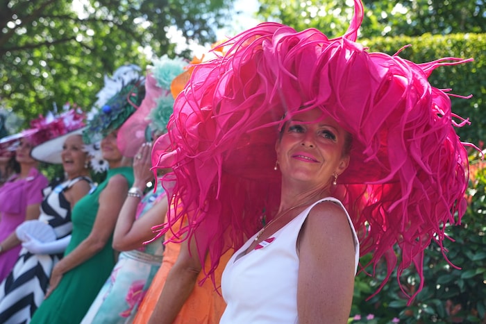 Besucherinnen und Besucher treffen am zweiten Tag des traditionsreichen Royal-Ascot-Rennens in ...