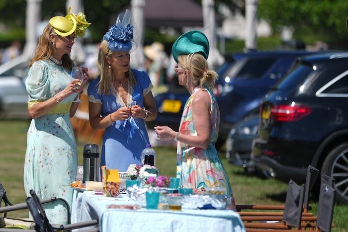 Damen beim Picknick am Parkplatz