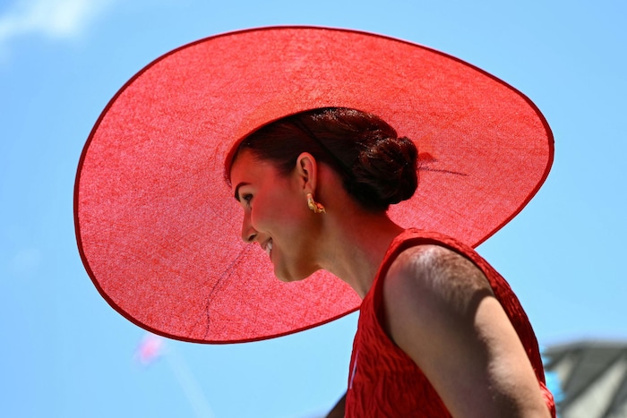Besucherinnen und Besucher treffen am zweiten Tag des traditionsreichen Royal-Ascot-Rennens in ...