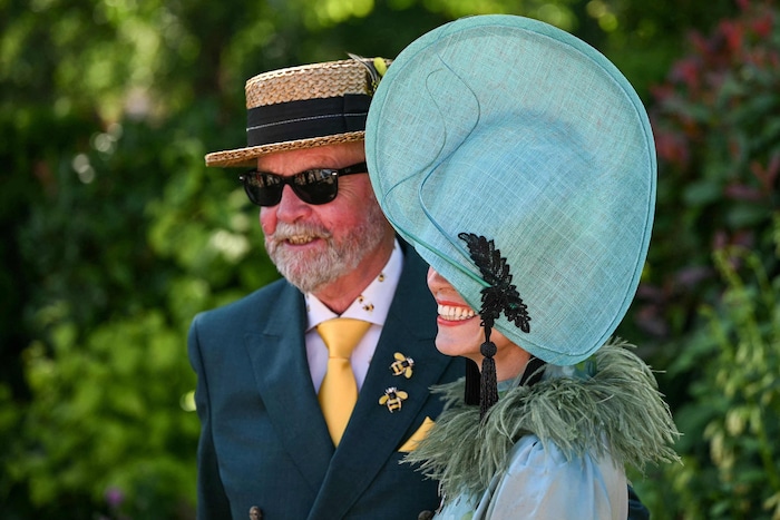 Besucherinnen und Besucher treffen am zweiten Tag des traditionsreichen Royal-Ascot-Rennens in ...