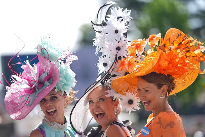 Besucherinnen und Besucher treffen am zweiten Tag des traditionsreichen Royal-Ascot-Rennens in ...