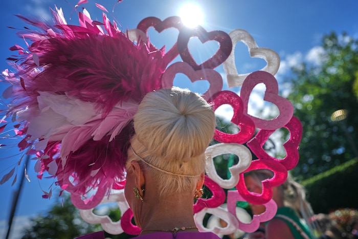 Besucherinnen und Besucher treffen am zweiten Tag des traditionsreichen Royal-Ascot-Rennens in ...