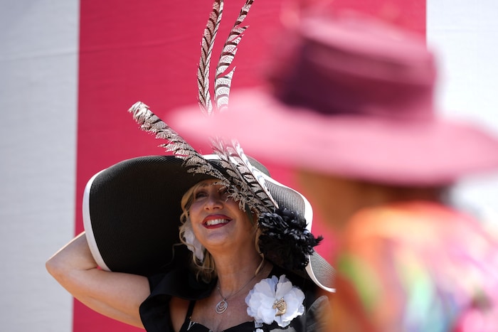 Besucherinnen und Besucher treffen am zweiten Tag des traditionsreichen Royal-Ascot-Rennens in ...