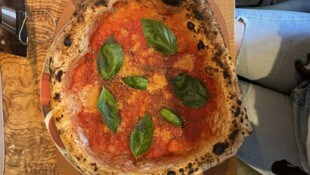 Der Klassiker aller Klassiker: eine Pizza Margherita. Im „Färber’s“ gibt es die Teigfladen in ...