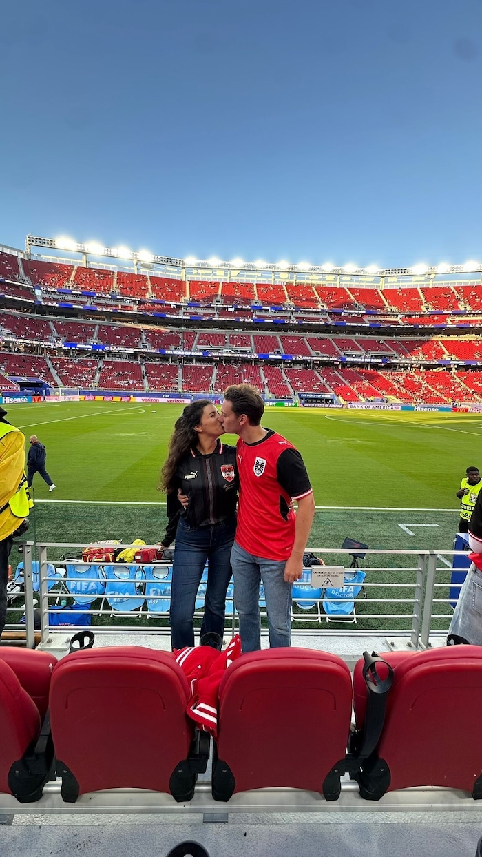 Tom und Alice im Stadion – exakt einen Monat vor der Hochzeit.