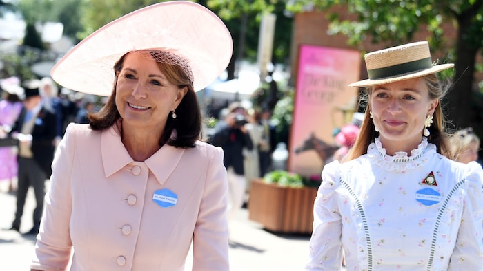 Carole Middleton und Alizee Thevenet bei ihrer Ankunft: Alizée Thévenet setzte auf ein weißes ...