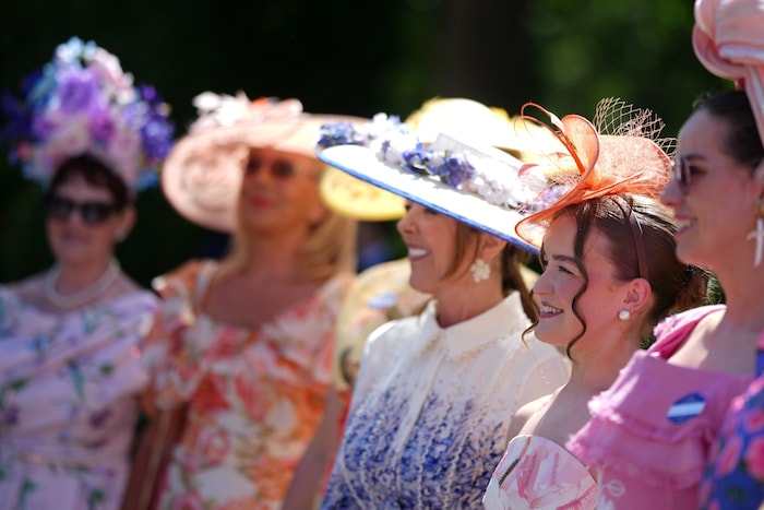 Besucherinnen und Besucher treffen am zweiten Tag des traditionsreichen Royal-Ascot-Rennens in ...