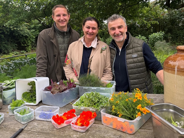 Andrea Thomas zu Besuch im Garten der Spitzenköche Jan-Philipp Berner (li.) und Johannes King ...