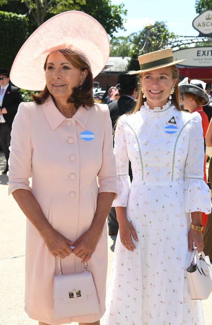 Carole Middleton und Alizee Thevenet bei ihrer Ankunft: Carole Middleton erschien in einem ...