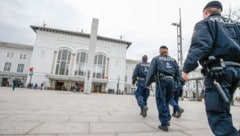Polizisten beim mittlerweile berüchtigten Salzburger Hauptbahnhof.