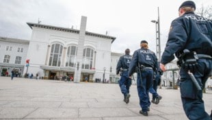 Polizisten beim mittlerweile berüchtigten Salzburger Hauptbahnhof.