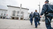 Polizisten beim mittlerweile berüchtigten Salzburger Hauptbahnhof.