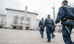 Polizisten ermitteln schon seit Monaten wegen Drogen-Geschäften mit Jugendlichen im Salzburger ...