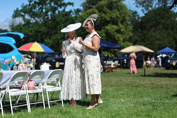 Rennbesucherinnen beim Picknick während der Royal-Ascot-Veranstaltung.