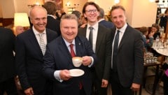 V.li.: Peter Friese, Bürgermeister Ludwig, Christoph und Mario Plachutta feiern Eröffnung.