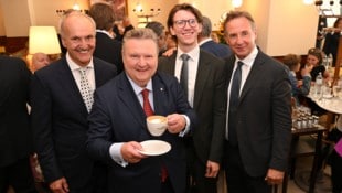V.li.: Peter Friese, Bürgermeister Ludwig, Christoph und Mario Plachutta feiern Eröffnung.