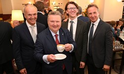 V.li.: Peter Friese, Bürgermeister Ludwig, Christoph und Mario Plachutta feiern Eröffnung.