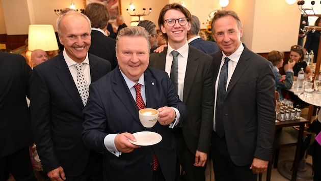 V.li.: Peter Friese, Bürgermeister Ludwig, Christoph und Mario Plachutta feiern Eröffnung.