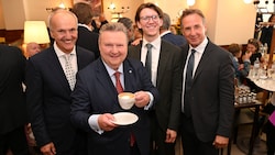 V.li.: Peter Friese, Bürgermeister Ludwig, Christoph und Mario Plachutta feiern Eröffnung.