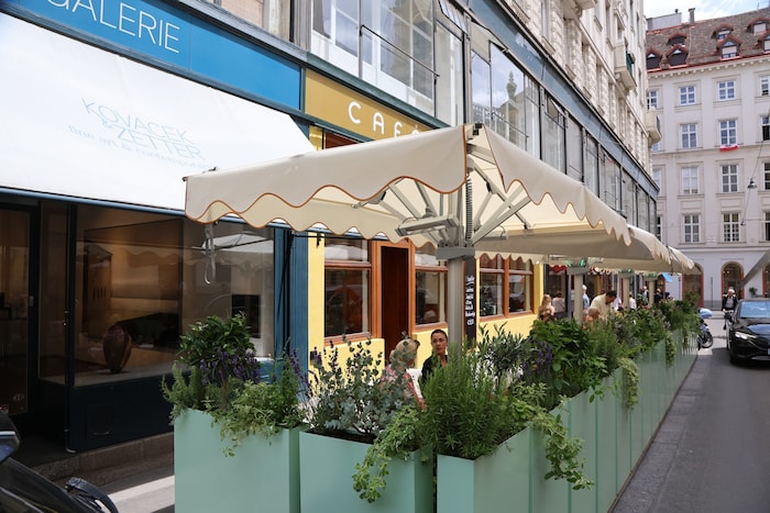 Der größere Gastgarten und die renovierte Außenfassade.