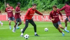 Danny Röhl (M.) leitete sein erstes Mannschaftstraining. Clement Bischoff (re.) ist wieder ...