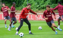 Danny Röhl (M.) leitete sein erstes Mannschaftstraining. Clement Bischoff (re.) ist wieder ...