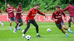 Danny Röhl (M.) leitete sein erstes Mannschaftstraining. Clement Bischoff (re.) ist wieder ...