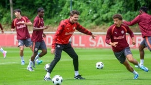 Danny Röhl (M.) leitete sein erstes Mannschaftstraining. Clement Bischoff (re.) ist wieder ...