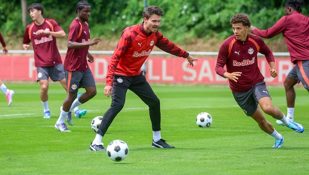 Danny Röhl (M.) leitete sein erstes Mannschaftstraining. Clement Bischoff (re.) ist wieder ...
