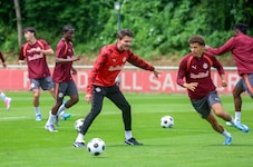 Danny Röhl (M.) leitete sein erstes Mannschaftstraining. Clement Bischoff (re.) ist wieder ...