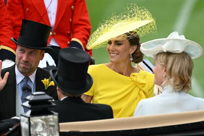 In der zweiten Kutsche saßen Prinz William und Prinzessin Kate, die von dem Duke und der Duchess ...