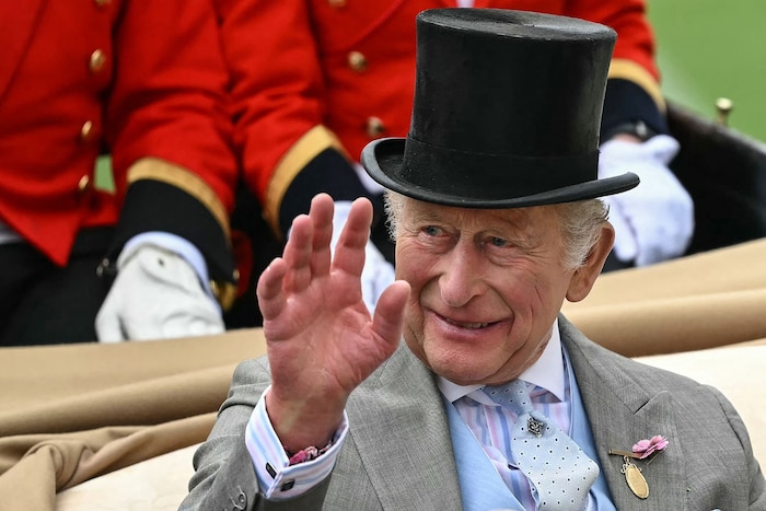 König Charles fuhr an der Spitze der Prozession, die den zweiten Renntag von Royal Ascot ...