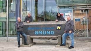 Aktivisten rund um Tamara Schönsgibl (2. .v. re.) kämpfen um den Erhalt des Spitals. 