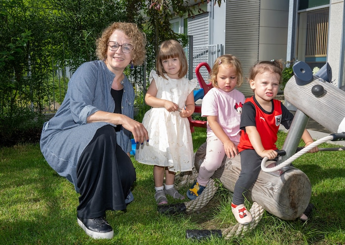 Landesrätin Teschl-Hofmeister mit Leonie, Florentina und Paula