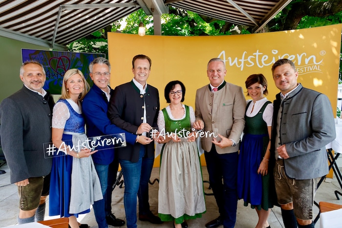 Das Aufsteirern-Team mit Landeshauptmann Mario Kunasek, Landesrat Karlheinz Kornhäusl, Stadtrat ...