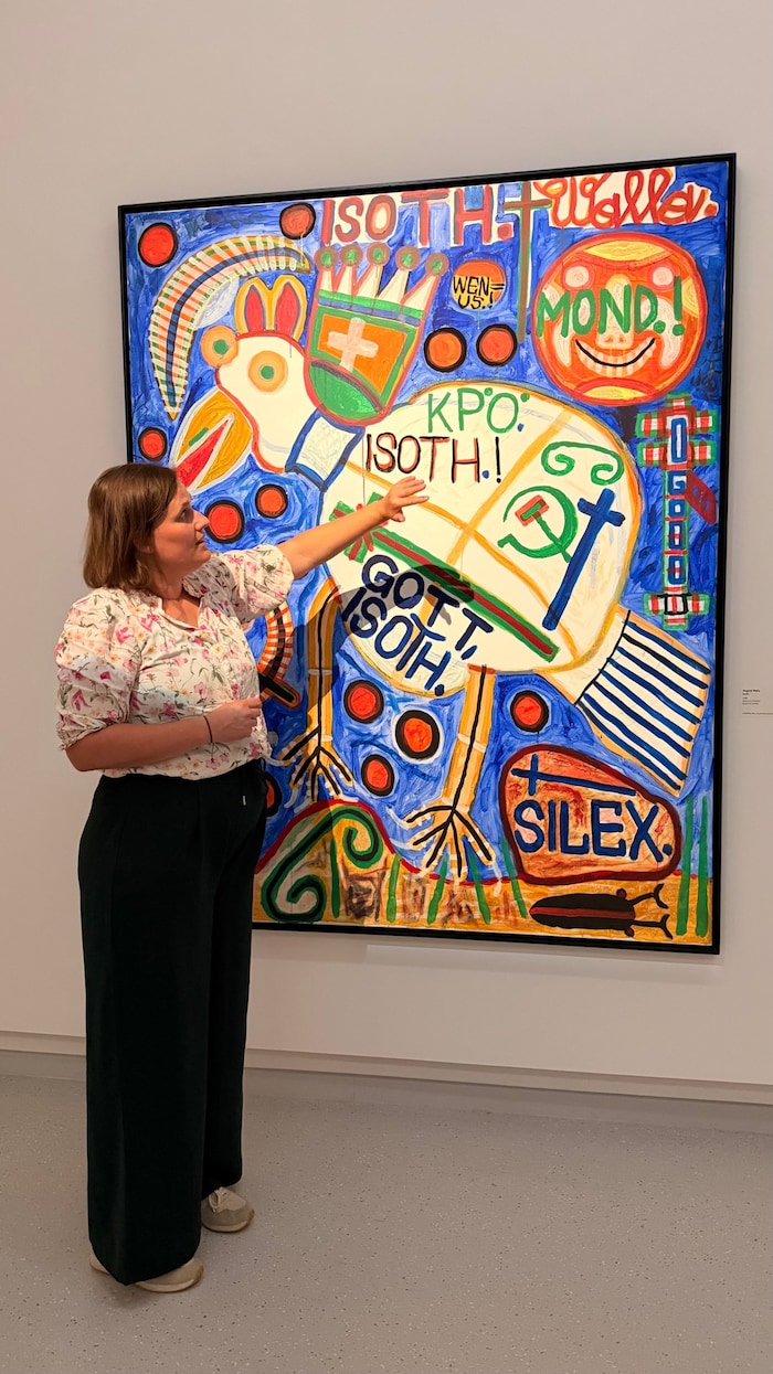 Museumsdirektorin Nina Ansperger vor einem der symbolträchtigen Bilder August Wallas.