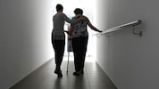 Wer voll im Dienstbetrieb eingebunden ist, muss auch bezahlt werden.