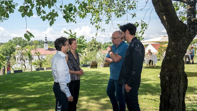 Markus Kaser, Daniela Haluza, Volker Plass und Paul Ivić (v. l. n. r.) im Gespräch