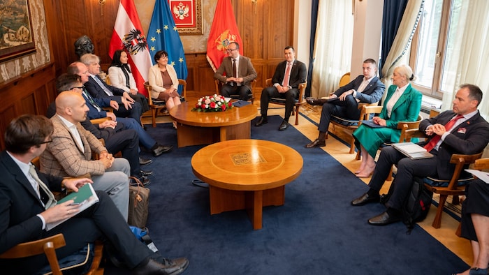 Politischer und wirtschaftlicher Austausch in der repräsentativen Vila Gorica in Montenegros ...