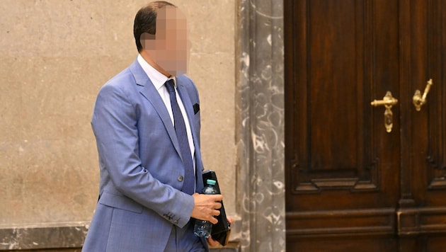 Der österreichische Imam erschien im adretten Anzug.