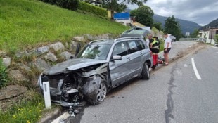 Der Wagen des Seniors stieß schließlich gegen eine Steinmauer.