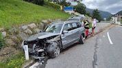 Der Wagen des Seniors stieß schließlich gegen eine Steinmauer.