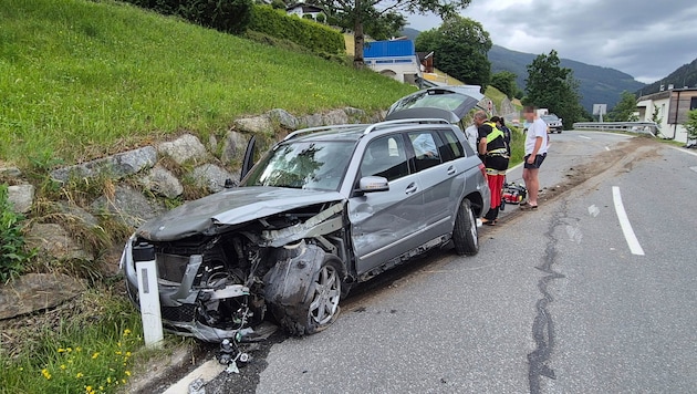 Der Wagen des Seniors stieß schließlich gegen eine Steinmauer.