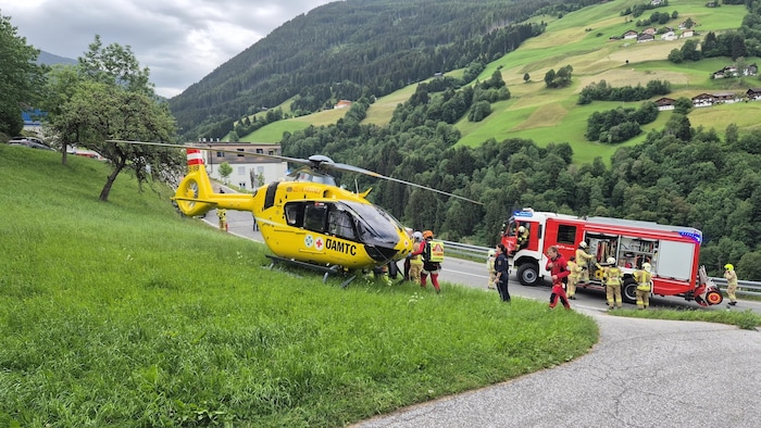 Der Notarzthubschrauber landete an der Unfallstelle.