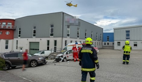 Hier passierte der Unfall – beteiligt waren ein Pkw und ein Fahrzeug des Roten Kreuzes.
